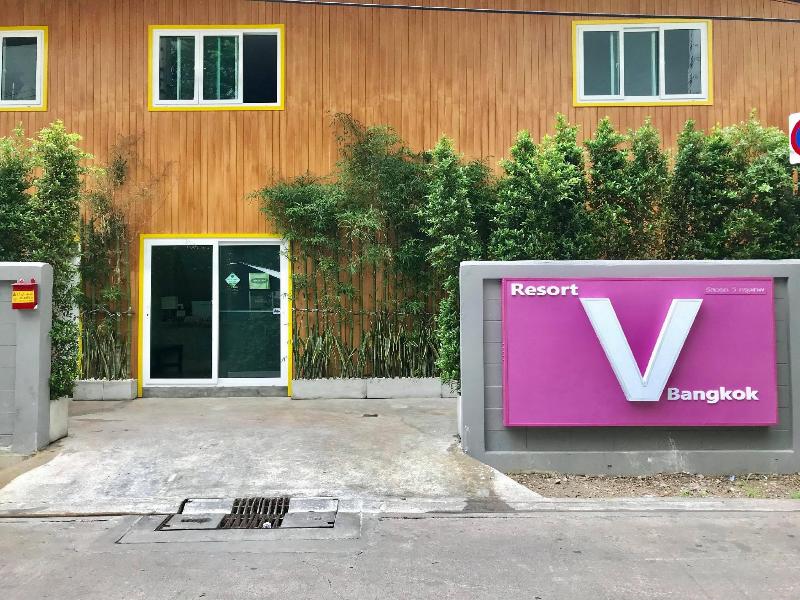 Resort V - MRT Huai Khwang, Singapore