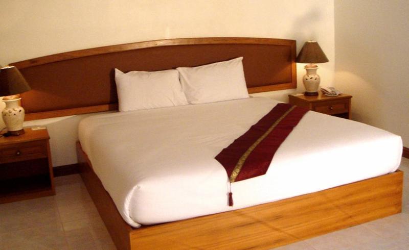 OYO 859 Golden Land Hotel exterior, 3-Star hotel in Chiang Rai