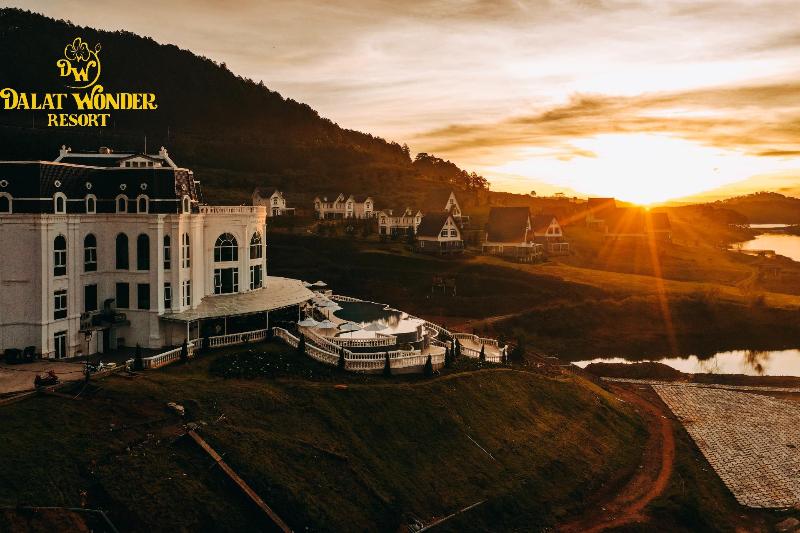 Dalat Wonder Resort, Singapore