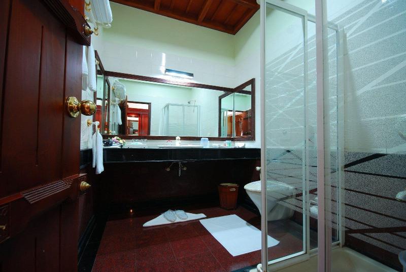 Photo of Sterling Lake Palace Alleppey, 5-star hotel in Alappuzha