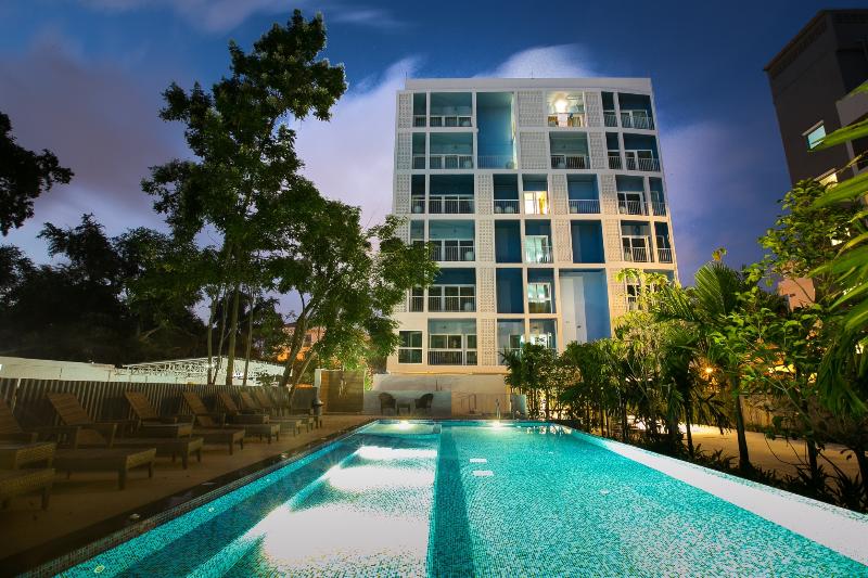 DeeProm Pattaya Hotel, Singapore