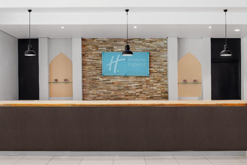 Photo of Holiday Inn Express Dubai Jumeirah by IHG, 5-star hotel in Bur Dubai