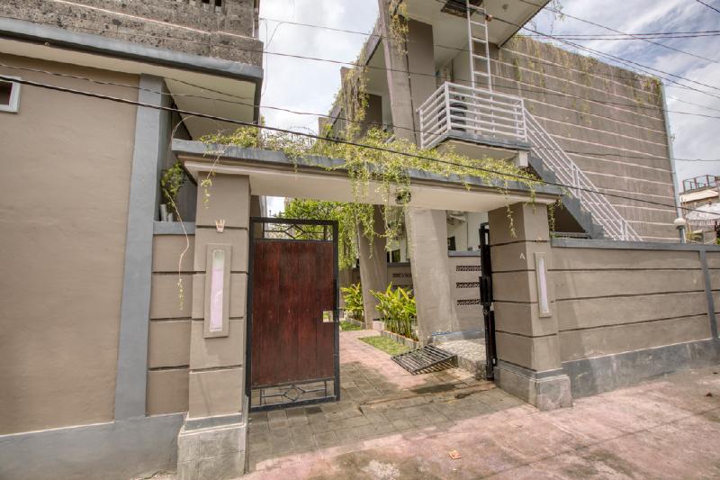 RedDoorz near Exit Toll Nusa Dua, Singapore
