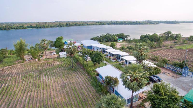 Bluemoon Riverside Resort Ubon Ratchathani, Singapore