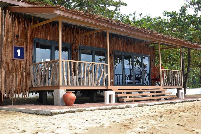 Crusoe Cabins Casobe, 0-star hotel in Calatagan