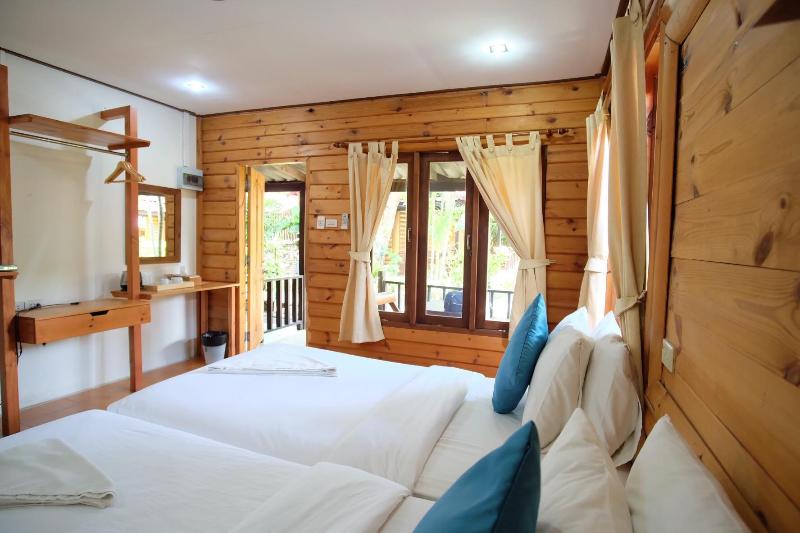 Photo of Tonsak Resort, 3-star hotel in Koh Samet