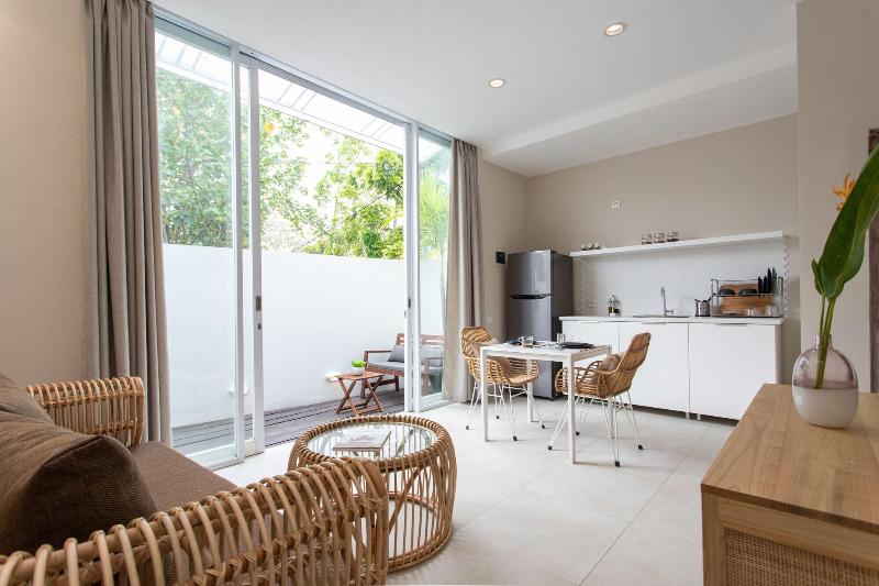 Balian Surf Villas, Singapore