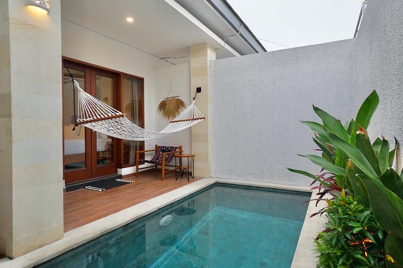 Belle Astina, Singapore