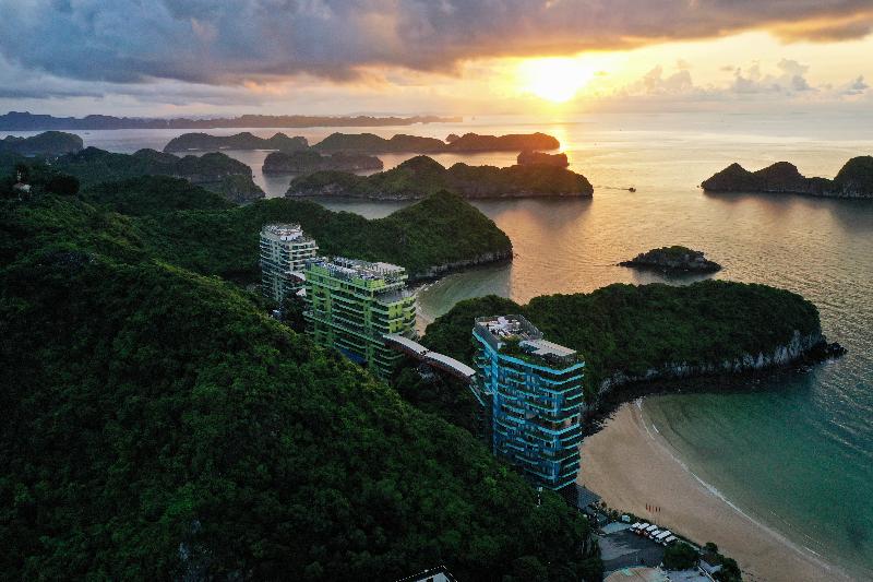 Wyndham Grand Flamingo Cat Ba, Singapore