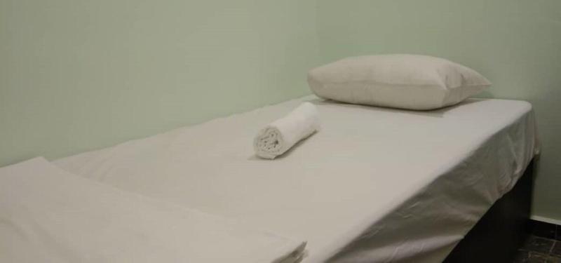 Photo of OYO 90445 Th Hotel, 2-star hotel in Bahau