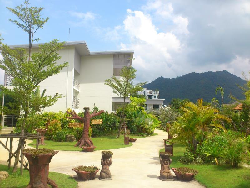 Phu-Kamala, Singapore