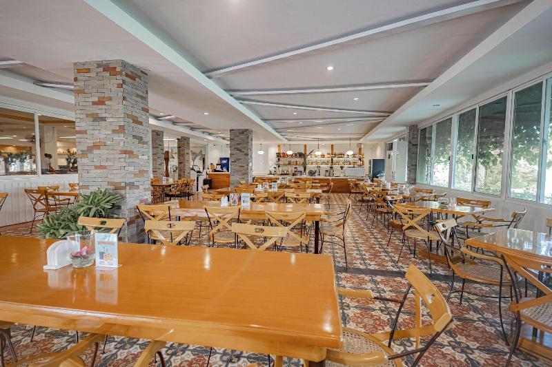 Photo of White Shamrock Beach Hotel, 3-star hotel in Boracay Island