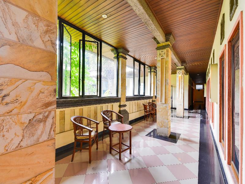 Super OYO Townhouse Oak Maxi Hotel Legian, Singapore