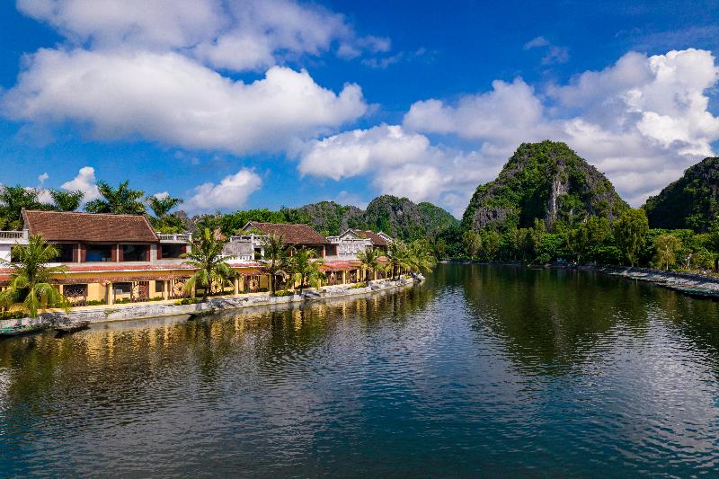 Emeralda Resort Tam Coc, Singapore