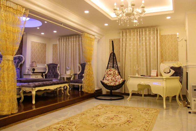 Royal Hotel Dalat, Singapore