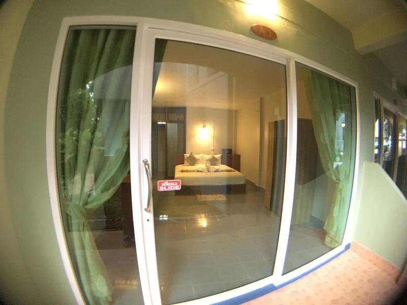 Srichada Hotel Khaolak, Singapore