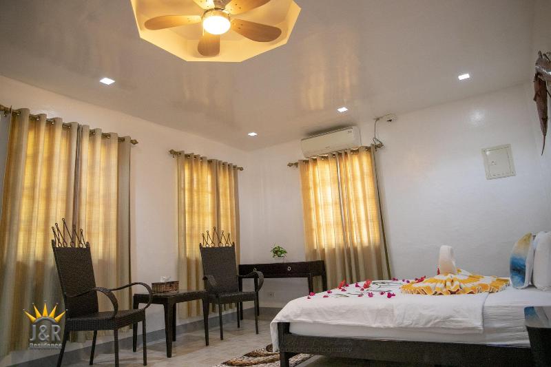 Photo of J&R Residence, 3-star hotel in Anda