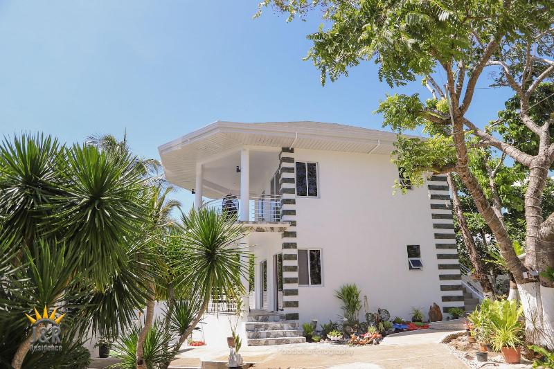 Photo of J&R Residence, 3-star hotel in Anda