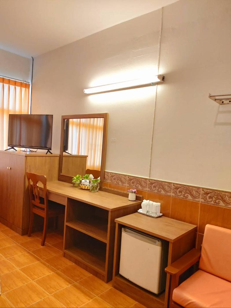 Photo of Suriwong Chumphon Hotel, 2-star hotel in Chumphon