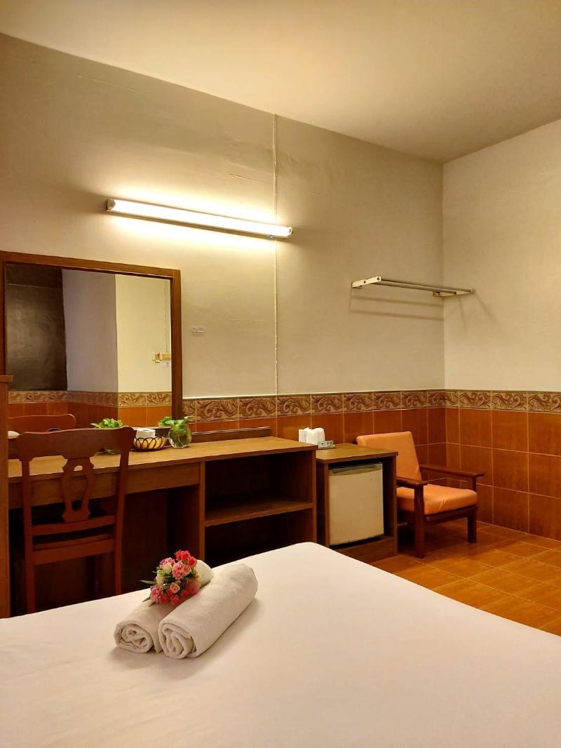 Photo of Suriwong Chumphon Hotel, 2-star hotel in Chumphon