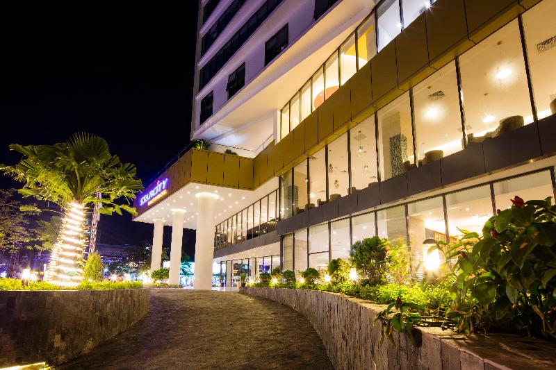 Starcity Hotel & Condotel Beachfront Nha Trang, Singapore