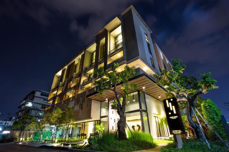 Hyde Park Chiangmai, Singapore