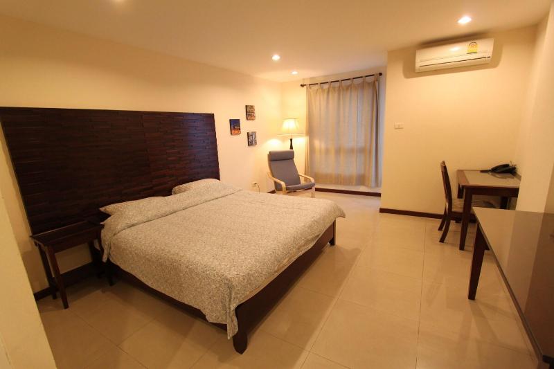 The Royal Bee Apart Hotel, 3-star hotel in Anusawari