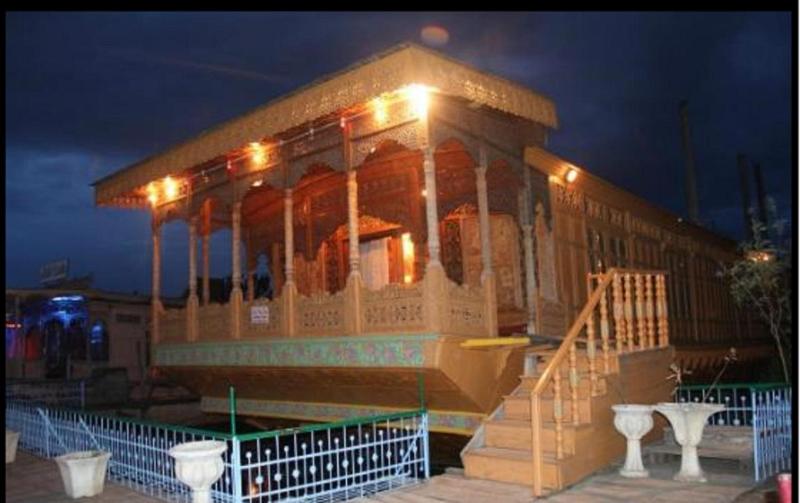 Photo of De Laila House Boat (Marketed By Sterling), 3-star hotel in Dal Lake