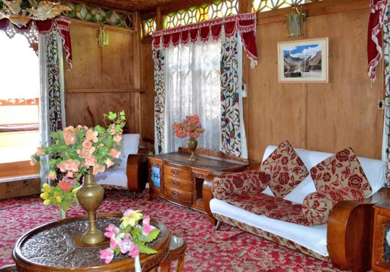 Photo of De Laila House Boat (Marketed By Sterling), 3-star hotel in Dal Lake