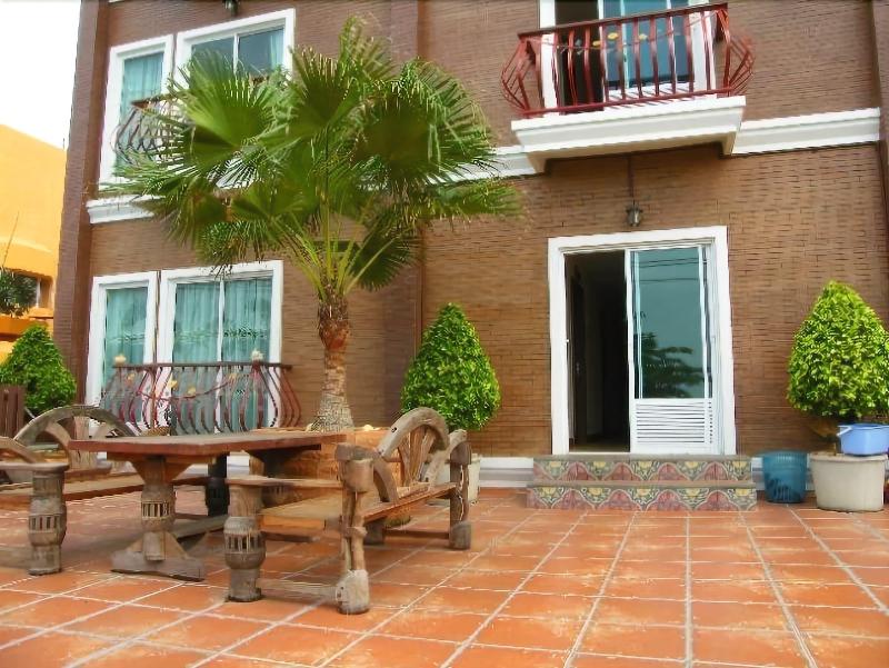 The Red Balcony Inn exterior, 2-Star hotel in Central Pattaya