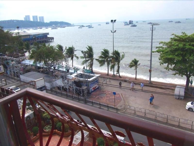 Photo of The Red Balcony Inn, 2-star hotel in Central Pattaya