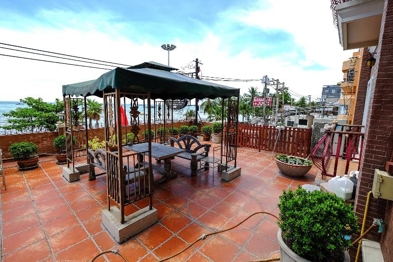 Photo of The Red Balcony Inn, 2-star hotel in Central Pattaya