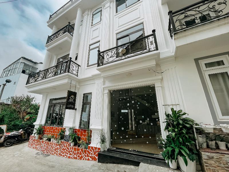 Oriana Dalat, Singapore
