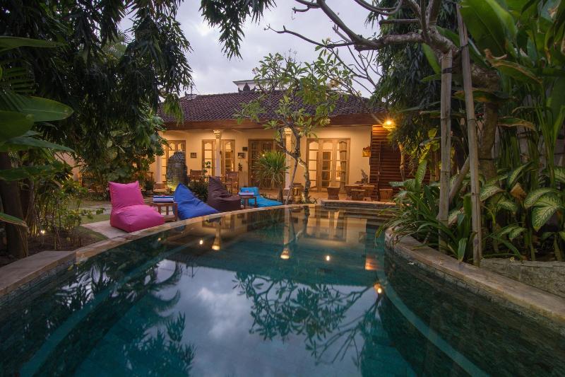 Bale Seminyak, Singapore