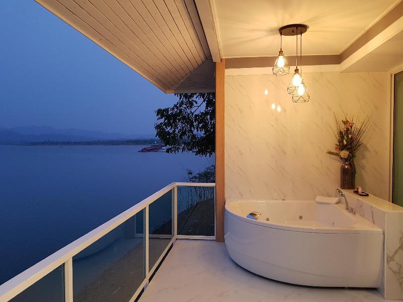 Photo of Nanaburi Hotel, 3-star hotel in Chumphon