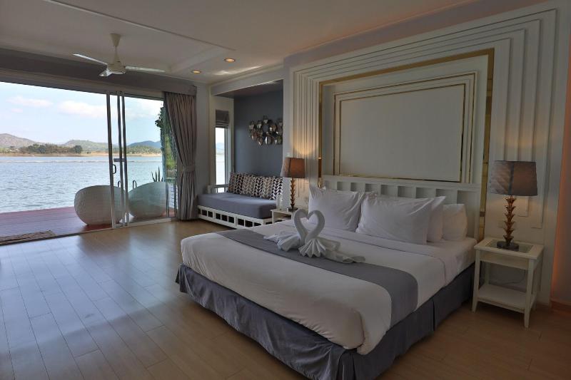 Photo of Nanaburi Hotel, 3-star hotel in Chumphon