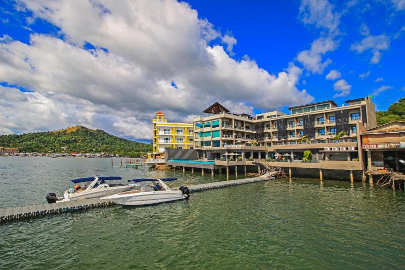 Two Seasons Coron Bayside Hotel, 4-star hotel in Coron