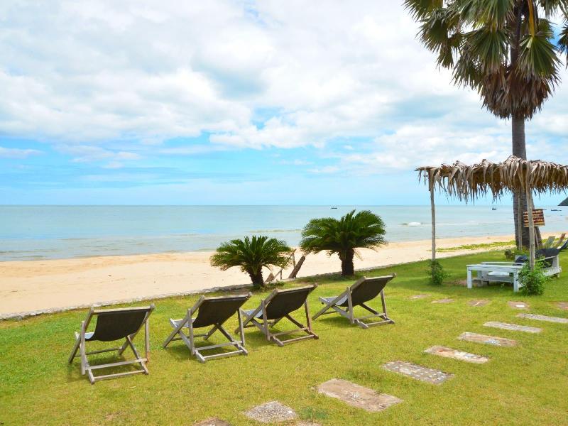 Photo of Hua Plee Lazy Beach, 3-star hotel in Hua Hin (and vicinity)