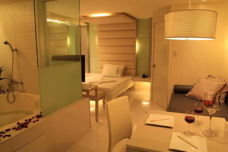 Photo of One Serenata Hotel Bacoor, 3-star hotel in Bacoor City