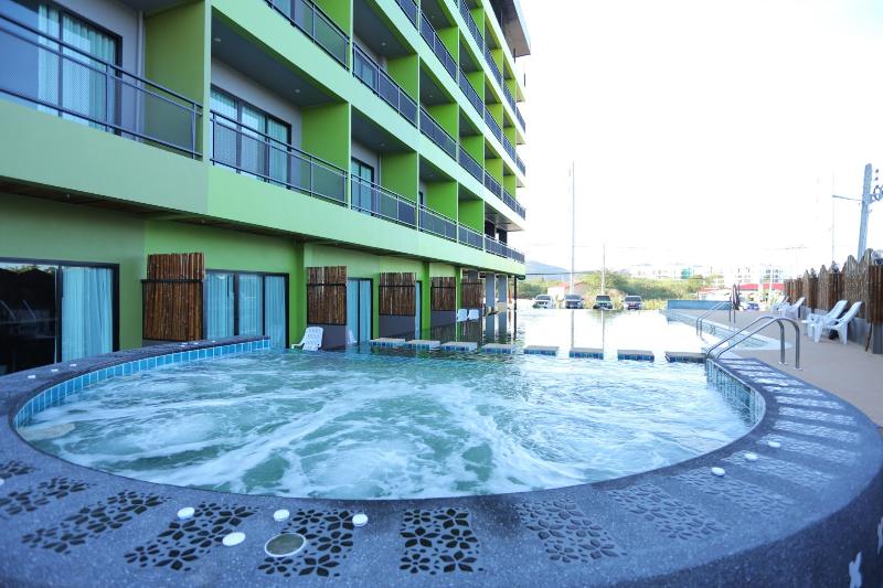 Bullkool Hua Hin, Singapore