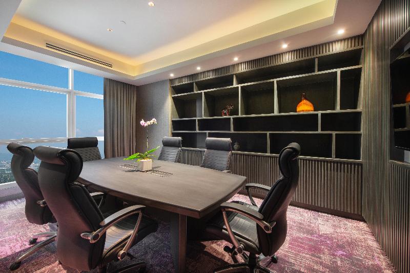 Photo of Holiday Inn & Suites Manila Galleria by IHG, 5-star hotel in Manila (and vicinity)