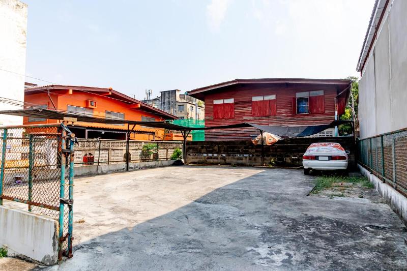 Photo of Riski Residence Bangkok-noi hotel in Bang Khun Non