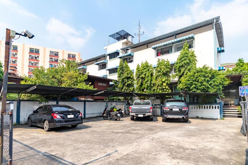 Photo of Riski Residence Bangkok-noi hotel in Bang Khun Non