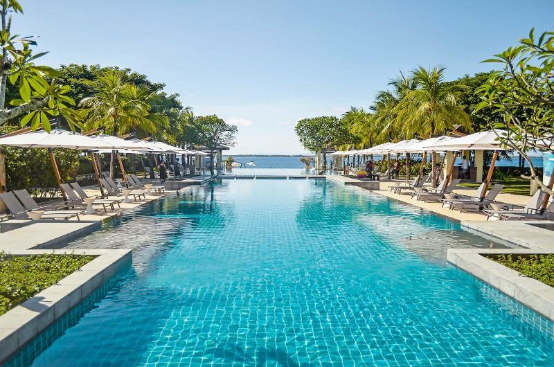 Crimson Resort and Spa Mactan, 5-star hotel in Cebu Island