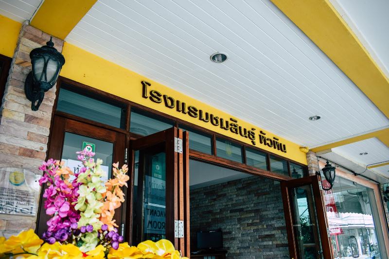 Chomsin Hua Hin, Singapore