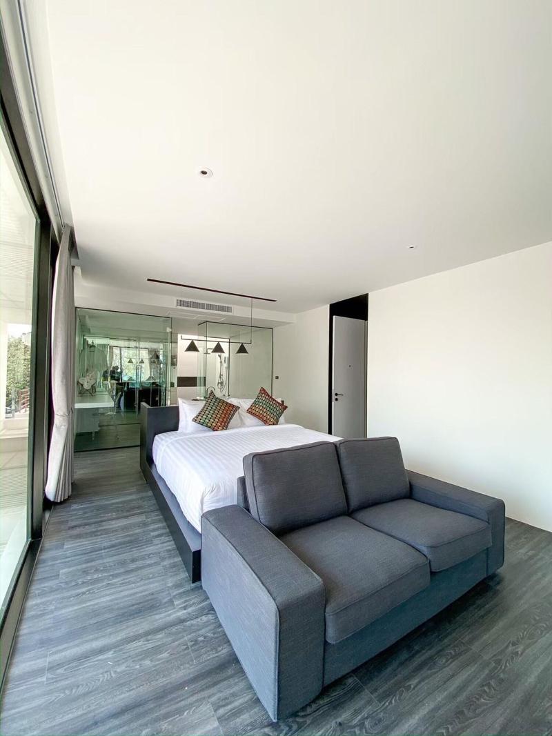Nirundorn Resort, Singapore