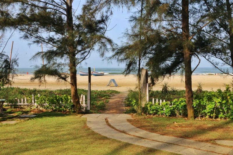 Photo of Montego Bay Beach Village, 3-star hotel in Morjim