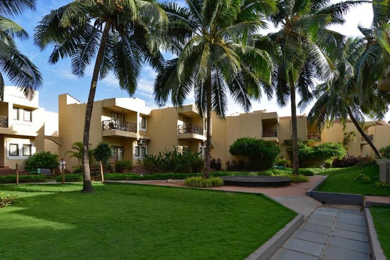 Photo of Whispering Palms Beach Resort, 4-star hotel in Candolim