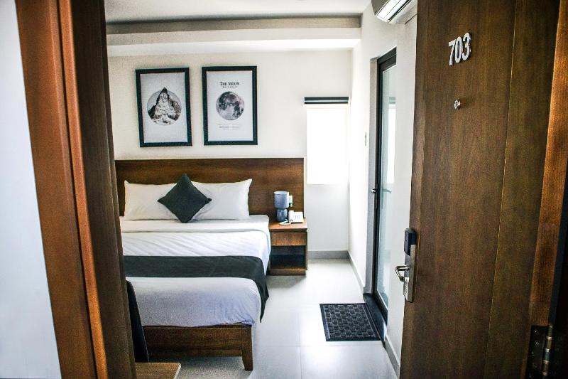 Robin Hotel Danang, Singapore
