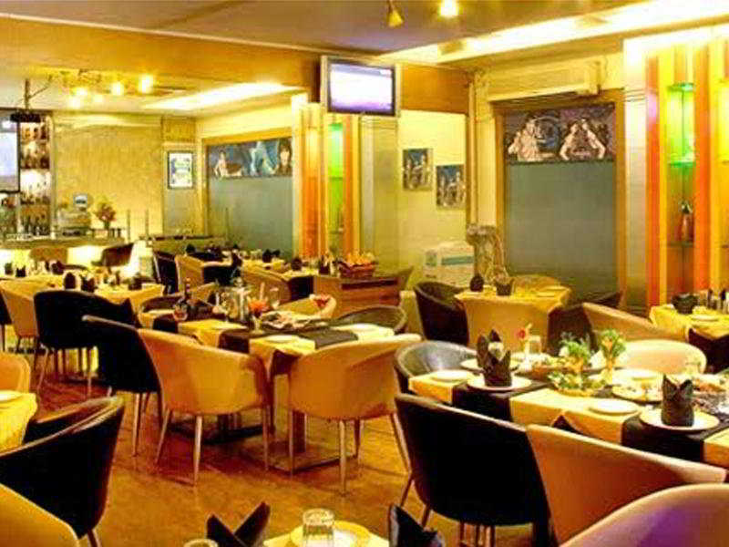 Photo of Hotel Plaza, 3-star hotel in Mumbai (and vicinity)